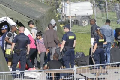 Canada-US border faces counter-rallies over asylum seekers 