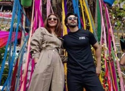 Anushka and Varun yarn bomb iconic Mumbai spots