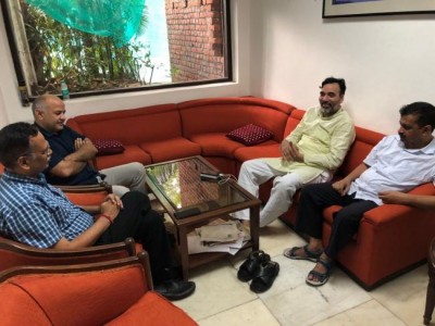 Ambulances reach L-G house, Kejriwal and cabinet colleagues continue sit-in 