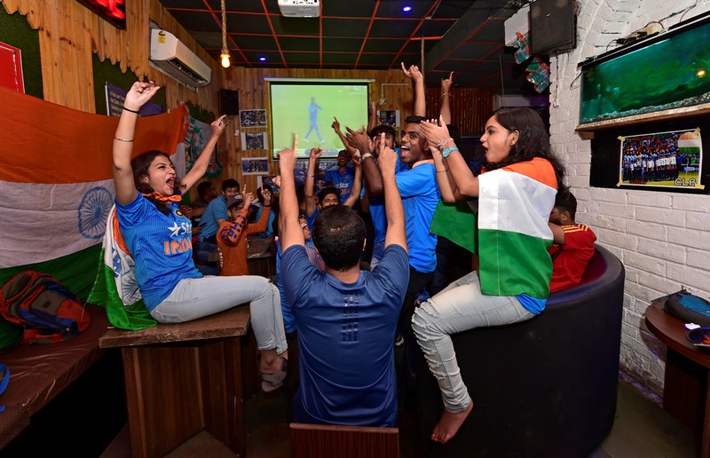 Cricket lovers across Kolkata gather at public places to enjoy India Vs New Zealand semi-final match