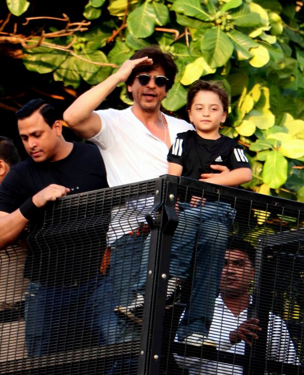 Bollywood King Khan waves at fans on his birthday