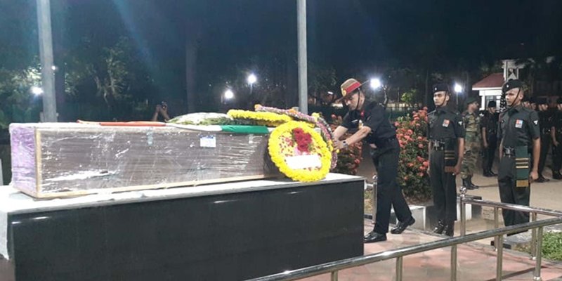 Brigadier Kartik Sheshadri pays last respect to Sepoy Akshay VP