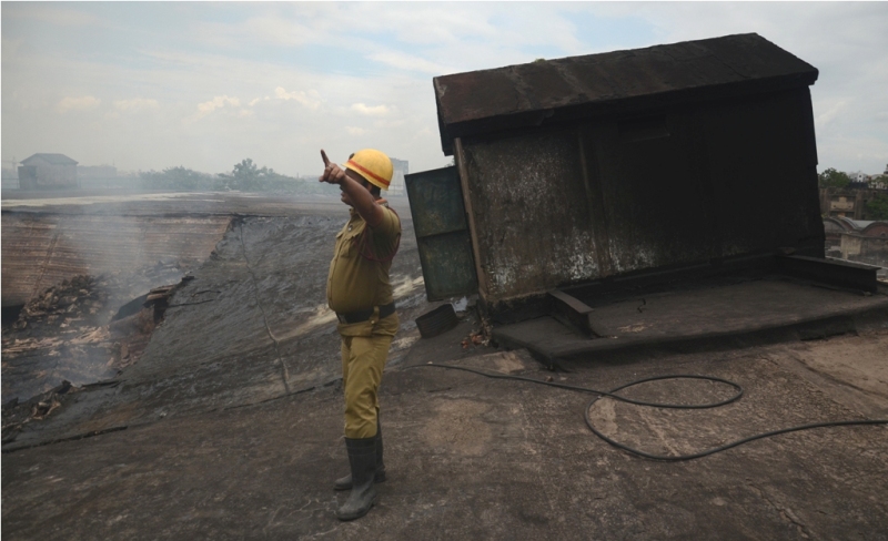 Fire breaks out in Kolkata godown adjacent to Howrah Bridge