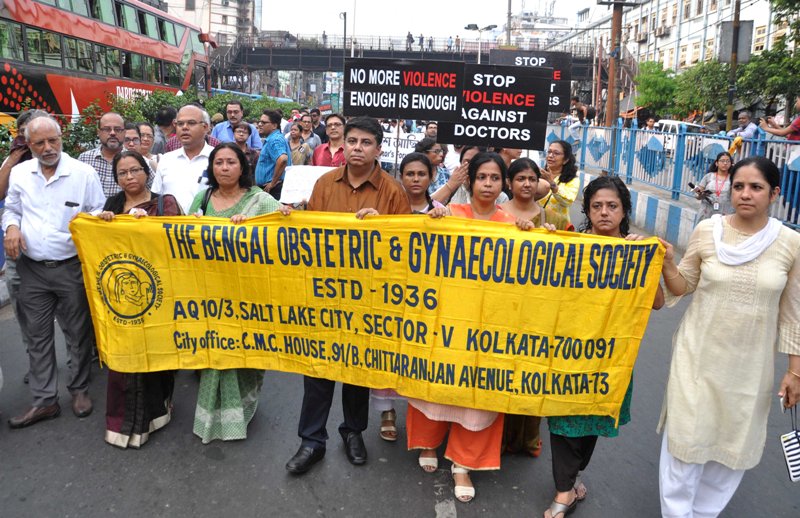 Artists, eminent personalities join doctors' protest over NRS issue in Kolkata