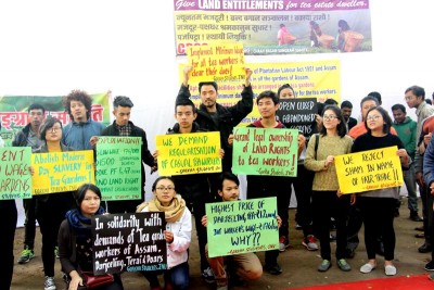 Members of Citizen Against War form human chain for peace
