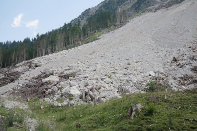 Srinagar-Jammu highway closed due to landslides