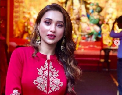 Durga Puja: Mimi Chakraborty wishes her fans on Maha Saptami, posts gorgeous image of herself