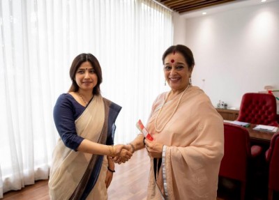After Shatrughan Sinha moves to Congress, now his wife Poonam Sinha joins Samajwadi Party 