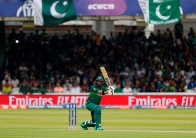 All-round Pakistan beat Afghanistan to keep their hopes to reach semis alive