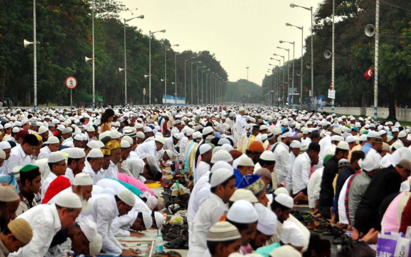 Muslims offer Namaz on Eid in Kolkata