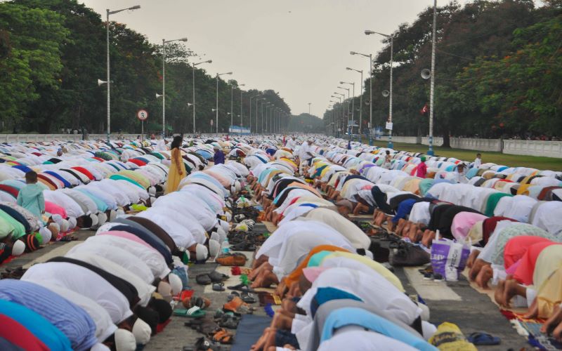 Muslims offer Namaz on Eid in Kolkata
