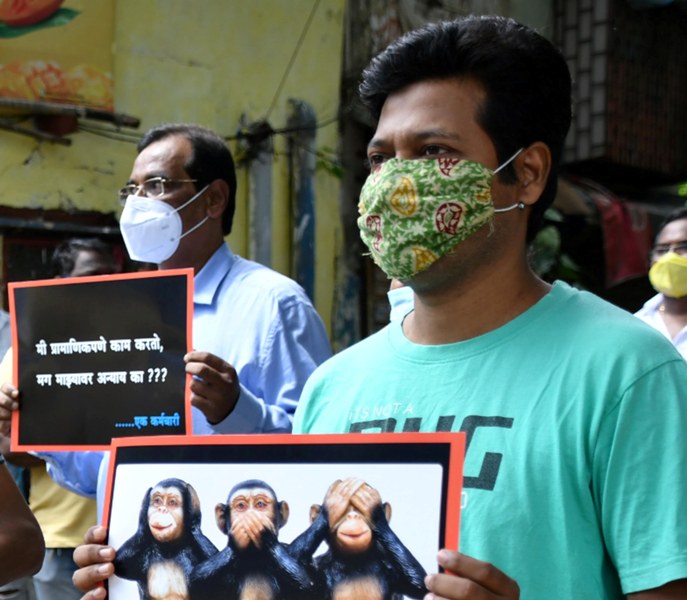 Protest against burning of Covid dead bodies in Mumbai