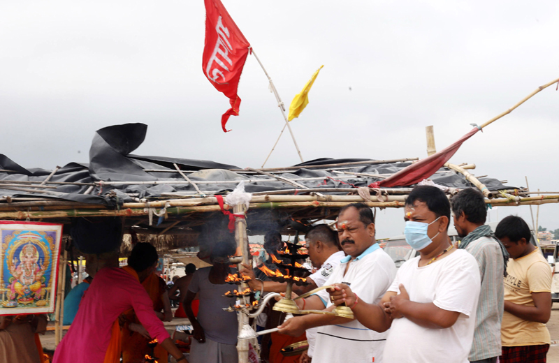 Prayagraj: Hindu devotees offer oil lamp aarti after Rudrabhishek prayers