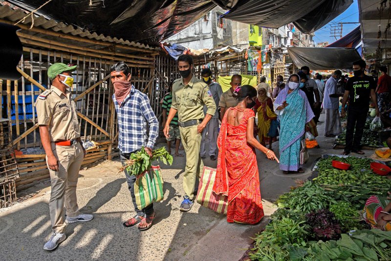 Kolkata in Lockdown: Deserted streets of downtown area and people in markets