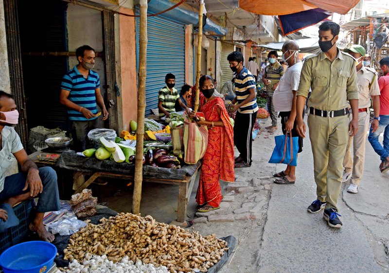 Kolkata in Lockdown: Deserted streets of downtown area and people in markets