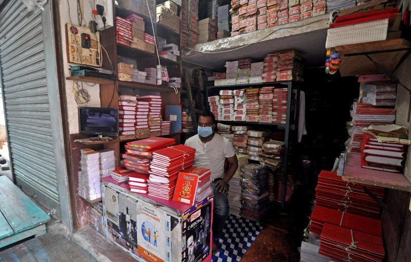 Kolkata in Lockdown: Deserted streets of downtown area and people in markets