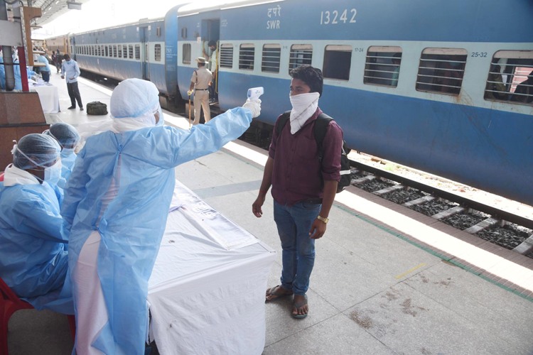 Stranded migrant workers return homes in special trains