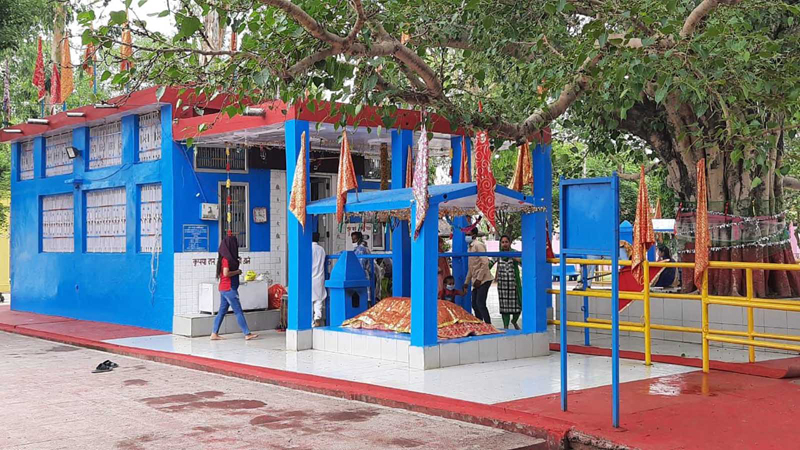 Devotees offer chadar at Baba Chamliyal Shrine