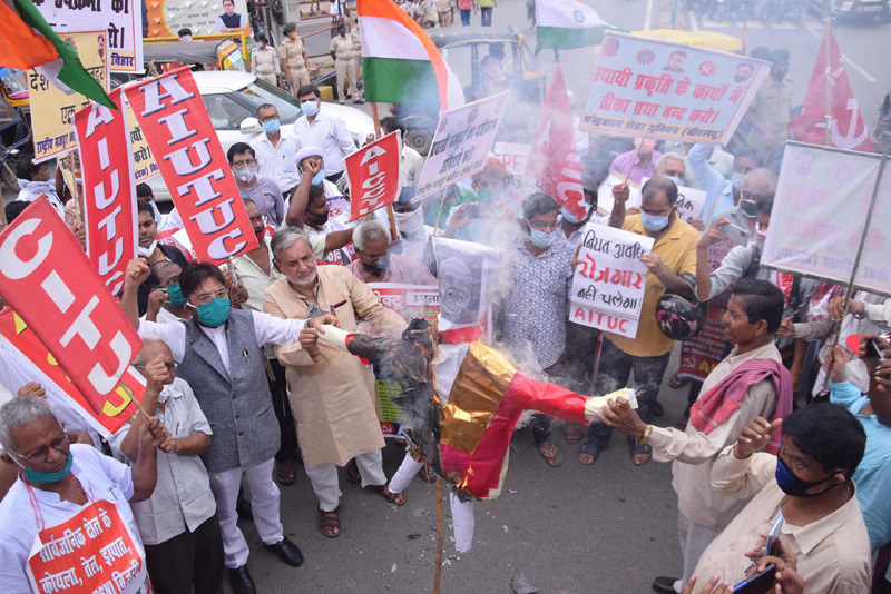 Central trade union members protest against govt policies in Patna