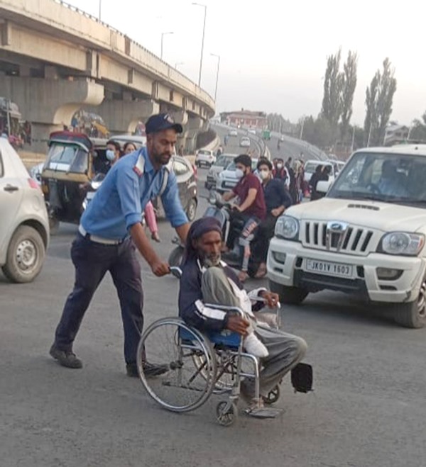 Jammu traffic ploice helps elderly