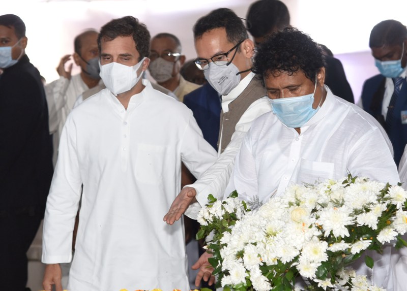 Rahul Gandhi pays homage to late Tarun Gogoi