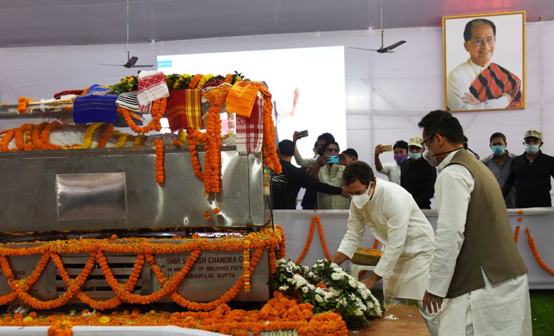 Rahul Gandhi pays homage to late Tarun Gogoi