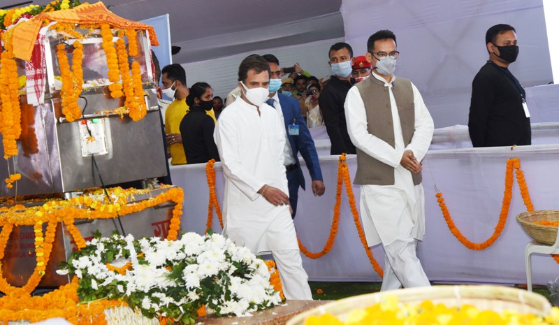 Rahul Gandhi pays homage to late Tarun Gogoi