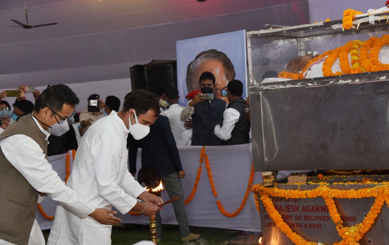 Rahul Gandhi pays homage to late Tarun Gogoi