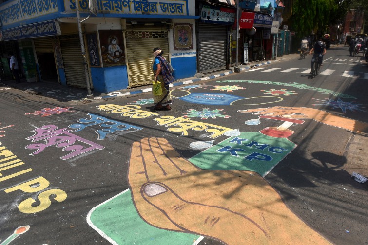 Kolkata Police urge people to stay indoors through street painting