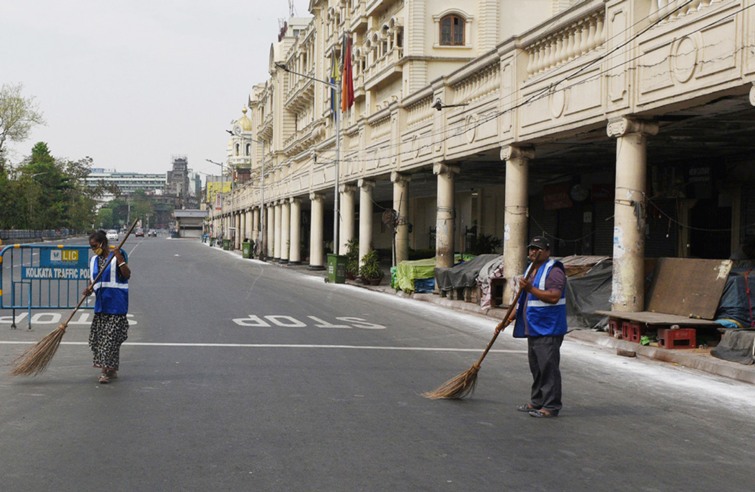 People takes bath in Ganges to beat Kolkata's heat