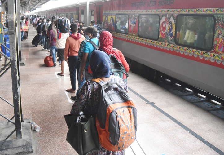 Rajdhani Express passengers reach Patna amid anti-Covid lockdown