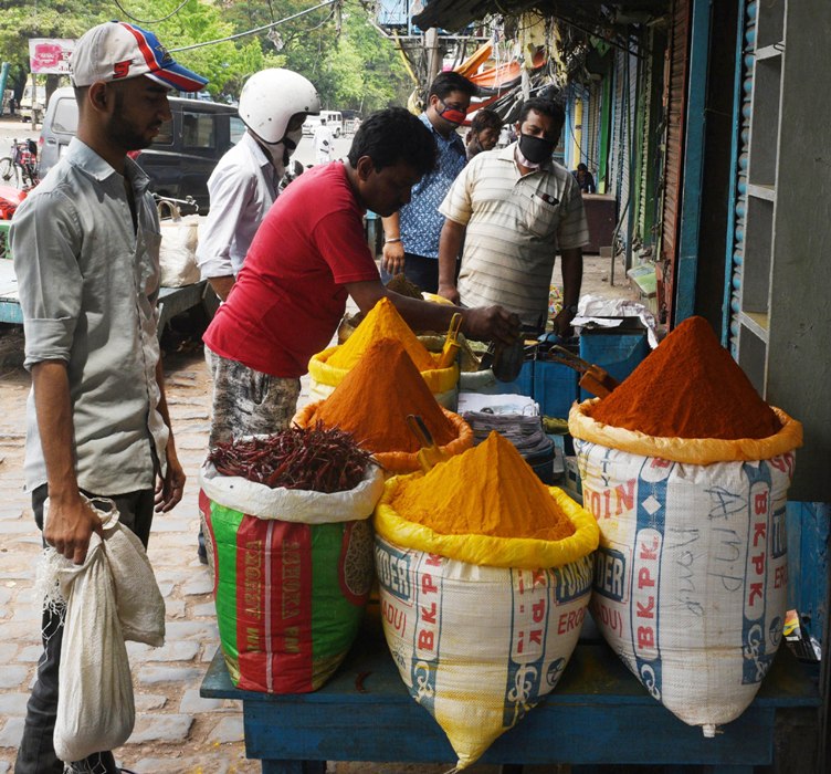 People takes bath in Ganges to beat Kolkata's heat