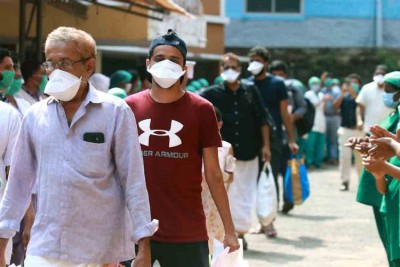 Discharged Covid patients given see-off by hospital staffs in Kannur