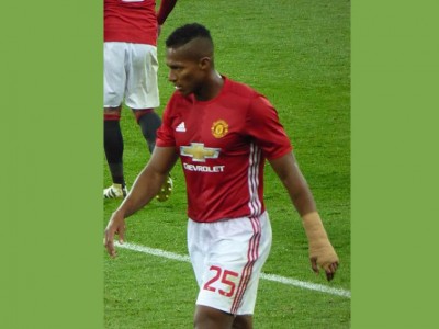 Antonio Valencia donates salary to LDU Quito staff