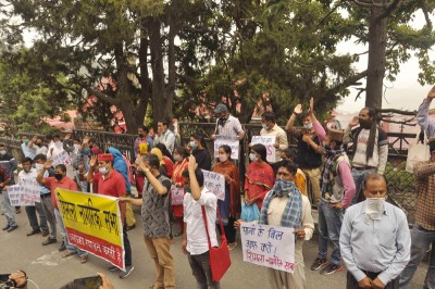 Activists of Shimla Nagarik Sabha protest against hike of water,electricity charges