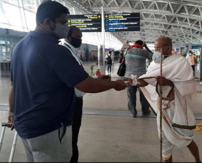 Distribution of face masks in Chennai airport