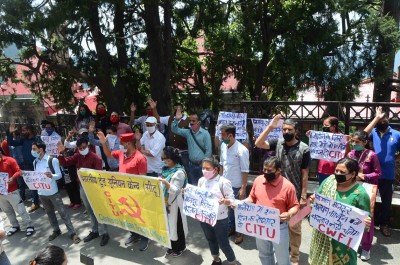 Political workers of different parties protest against state govt in Shimla