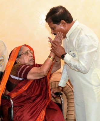 Junior Railway Minister Suresh Angadi passes away