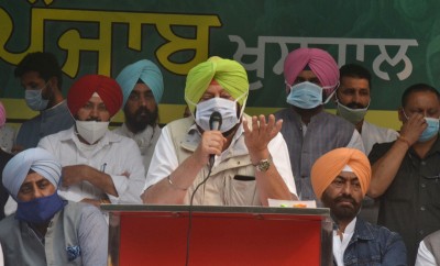 Amarinder Singh addressing during a protest against the recent farm reform bills