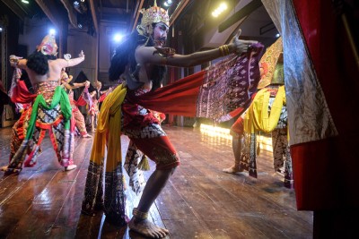 Javanese human puppet troupe performs with limited audience amid COVID-19 in Jakarta