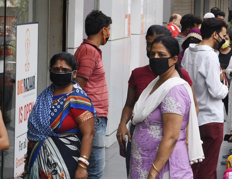 People takes bath in Ganges to beat Kolkata's heat