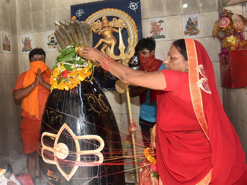 Devotees offer prayers to Lord Shiva 