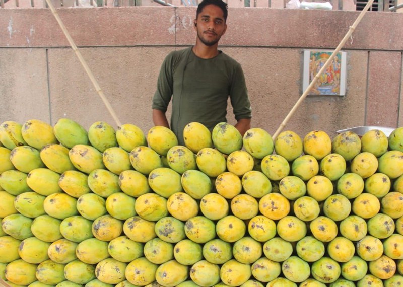 Fruit vendor selling mangoes in New Delhi