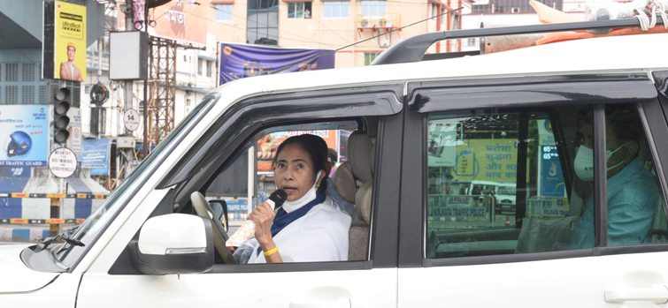Mamata Banerjee supervises implementation of lockdown in Kolkata
