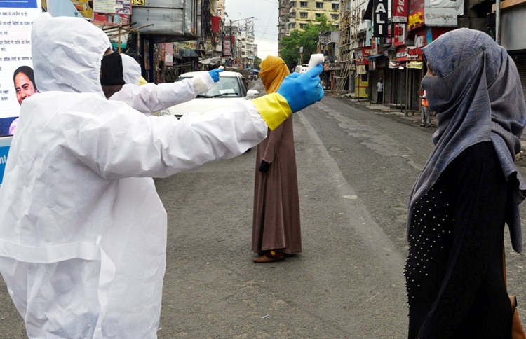 People getting screened in WB's Howrah by police during Coronavirus lockdown