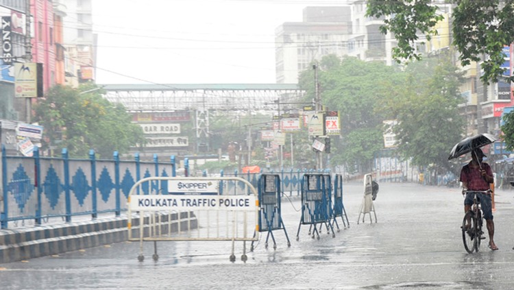 People lines up for essentials at Park Street in Kolkata