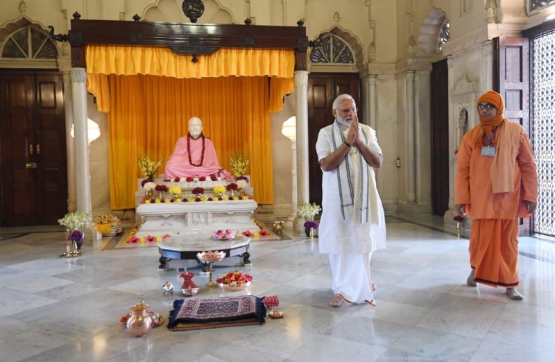 PM Modi pays tribute to Swami Vivekanada at Kolkata's Belur Math