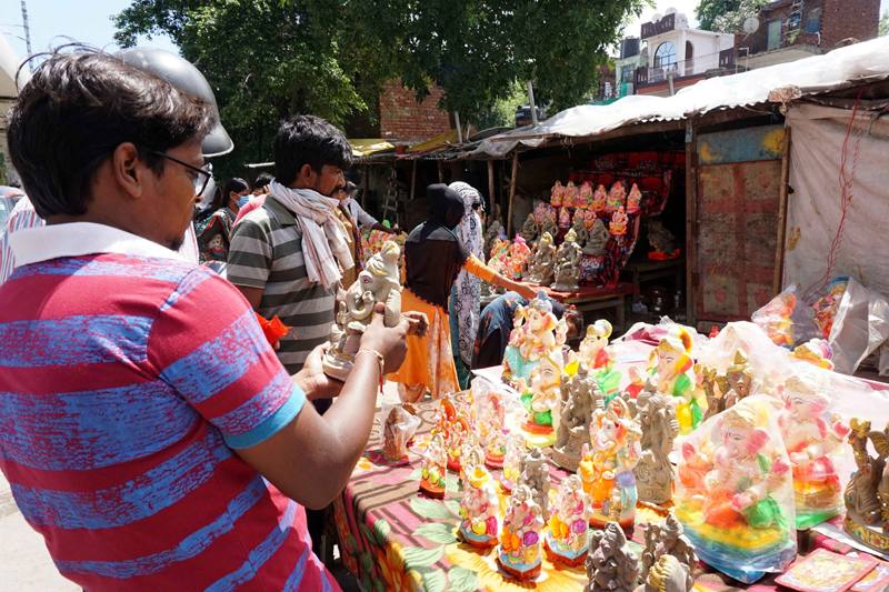 Ghaziabad: Road side vendors selling Lord Ganesh idols