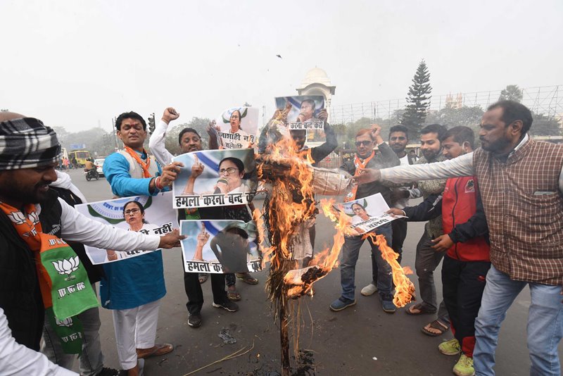 BJP activists burn effigy of Mamata Banerjee in Patna