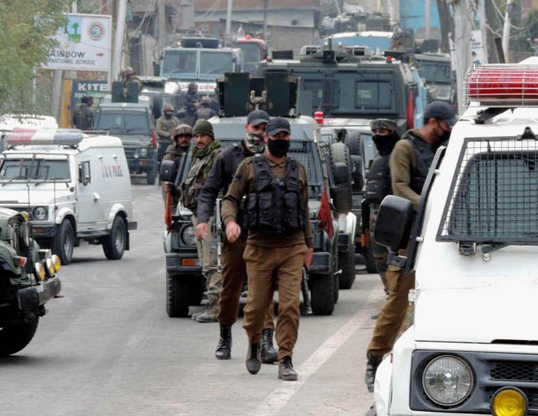 Jammu and Kashmir: Security forces ready to proceed at the encounter site